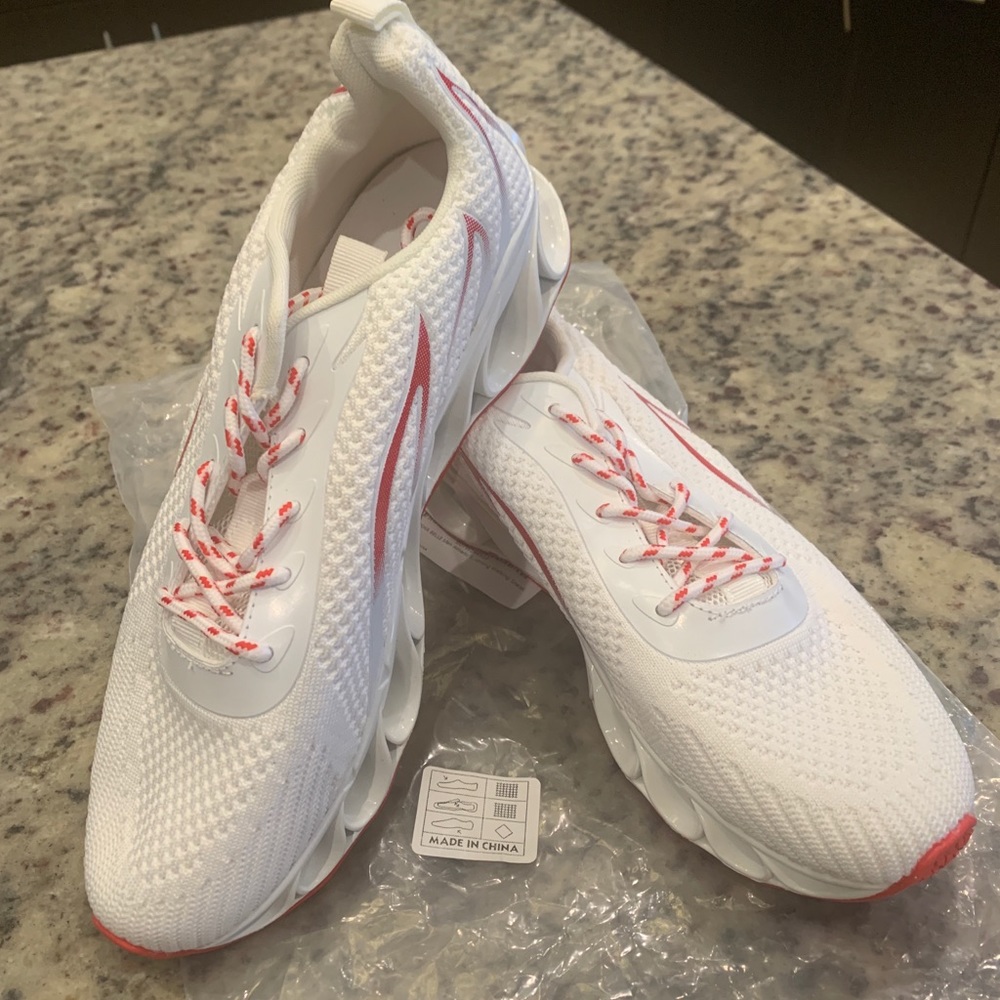 NWOB Mosha Belle athletic sneakers size 9/42